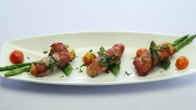 Thịt xông khói cuộn rau củ đơn giản mà ngon miệng